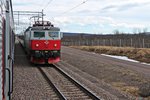 Zugkreuzung am 02.09.2015 von SJ Rc6 1400 mit dem Natttåget 93 (Narvik - Stockholm C) und SSRT Rc6 1329 (Foto) mit einem IC nach Narvik kuurz vor/hinter Kiruna.