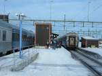 Bahnhof Boden am 16.03.2006, eben ist der Nachtzug Gteborg - Stockholm - Lulea (links) eingefahren, der Anschluzug Lulea - Kiruna - Narvik (rechts) steht schon am Bahnsteig, der Ansturm hat