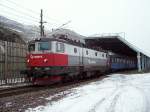 SSRT Rc6 1328 mit Regionalzug nach Lulea fhrt am 09.10.2006 in der ersten schwedischen Haltestelle Riksgrnsen an, die Haltestelle befindet sich innerhalb der Schneeschutzgalerie.