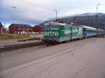 Der Nachtzug von Stockholm mit SSRT Rc6 1332 kommt nach 19 Stunden fahrt = 1517 km am 06.10.2006 in Bjrkliden an, bis zum Ziel Narvik hat er noch 67 km vor sich.