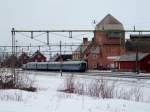 Regionalzug Lulea - Narvik hlt im Mrz 2006 im Bahnhof Abisko stra.