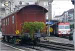 Ein Bahndienstwagen der SBB steht mit ppigem Kapuzinerblumenschmuck beim Nebenbahnhof der Appenzeller Bahnen in St.Gallen.