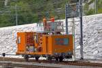Spezialfahrzeug SEFA II von Kummler+Matter ist mit Montagearbeiten am Nordportal an den Fahrleitungen des Alp Transit Gotthardbasistunnels beschäftigt.Bild vom 27.6.2015