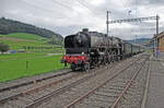 Sonntag den 06.10.2024 um 17:13 Uhr in Madiswil (BE) im Quartierteil Lindenholz (BE). Im Bahnhof Lindenholz fährt soeben der Dampfzug von Huttwil nach Koblenz (CH) fahrend mit der SNCF Dampflok 241-A-65 (Verein Dampflok-Depot Full) durch den Bahnhof Lindenholz. Der Zug hat etwas Verspätung was jedoch keinem Bahnfreund etwas antut. Die Typenbezeichnung lautet in der Schweiz A 4/7, in Deutschland 2-D-1, in Frankreich 241 und in England/Amerika 4-8-2 (bezeichnet als  Mountain -Bauart, welcher Name auch in Frankreich geläufig war). Die UIC Nummer der Dampflok lautet: 90 85 0041 065-3 CH-DDF. Auslöser für die Fahrt sind die Huttwiler Dampftage. Am Zugschluss befindet sich die EBT Be 4/4 Nr. 102. Ob sie als  Angstlok  dient lassen wir mal dahingestellt. Koordinaten GMS (Grad, Minuten, Sekunden): N 47° 9’ 18.3’’ O 7° 47’ 26.4’’