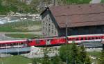 Matterhorn-Gotthard-Bahn bei der Ausfahrt aus dem Bahnhof Hospental mit ELok in der Mitte (14.06.2009)