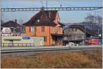 Bahnhof Rüthi SG mit ehemals vier Geleisen ist jetzt zur Haltestelle degradiert. Immerhin halten seit dem Fahrplanwechsel wieder Züge hier. Der Bahnhof ist zweckentfremdet. Aus dem Stationsbüro, wo ich mal gearbeitet habe, werden irgendwelche Kosmetikartikel vertrieben und im Güterschuppen hat sich ein Ofenbauer einquartiert. (18.12.2013)