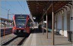 Der SBB RABe 526 281, unterwegs als RE von La Chaux-de-Fonds nach Biel/Bienne beim kurzen Halt in St-Imier. Doch das eingentliche Motiv ist das filigrane Perrondach, bwz Säulen des Bahnhofs.
18. März 2016