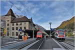 Die S25 mit Re 450 ..und die S6 mit 511 110 begenen sich im fridch umgebauten Bahnhof Glarus. (24.10.2016)