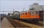 Die SBB Re 4/4 II 11239 mit dem Jurasüdfuss-Schlellzug 525 beim Halt in Aarau.