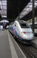 Hier steht ein TGV 2N2 auf dem Weg nach Paris am 3.1.13 Station in Basel SBB.