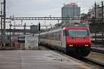 Einfahrt von Bt 50 85 28-94 930-0 am 25.10.2014 mit der Re 460 051-6  Staffelegg  am Zugschluss in Basel SBB.