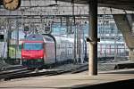 Nachschuss auf Re 460 045-8  Rigi  am 25.10.2014, als sie mit einer IC 2000-Garnitur in Basel SBB einfuhr.