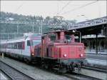 Die SBB Rangierlok Ee 3/3 16368 zieht einen Steuerwagen durch den Bahnhof von Brig am 31.07.07. (Hans)