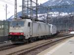 Crossrail - Loks 186 907 und  186 904 mit Güterzug bei der ausfahrt im Bahnhof Brig am 16.02.2016