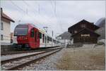 TPF-Züge an praktisch der selben Stelle in Broc Fabrique bzw. Broc Cocolaterie: Auf diesem Bild wartet Schmalspur TPF ABe 2/4 - B - Be 2/4 101 auf die Rückfahrt nach Bulle. Das Bild entstand in den letzten Tagen des Meterspurbetriebs der Strecke Bulle - Broc.

3. April 2021