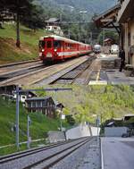 Als ein Zug der Furka-Oberalp-Bahn mit einem führenden Steuerwagen der Serie 4191-94 im Juli 1983 auf dem Weg aus dem Goms nach Brig in Fiesch einfährt, gab es an dieser Stelle noch einen