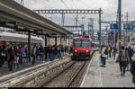 Ein RBDe 562 (Zweisystem-NPZ) erreicht am 6. Februar 2017 den Bahnhof Genève Cornavin um wenige Minuten später nach La Plaine zurückzufahren. Für einen schnelleren Fahrgastwechsel verfügt das Gleis 5 beidseitig über ein Perron.