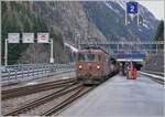 Die BLS Re 4/4 184 verlässt mit ihrem AT1 Autotunnelzug Goppenstein in Richtung Kandersteg und verdeckt dabei den soeben eingefahren Gegenzug mit je einer BLS Re 465 am Zugsanfang und Schluss.