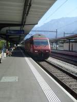 Hier stellt Re 460 010 am 1.10. ihren IC nach Basel im Bahnhof Interlaken Ost bereit.