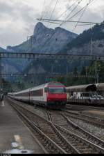 Ein langer Extrazug mit Lok im Sandwich für den Rückreiseverkehr vom Openair Gampel wird am 23. August 2015 über die Lötschberg-Bergstrecke zugeführt. Hier bei der Durchfahrt des Bahnhofs Kandersteg.
