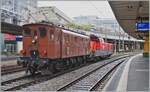 Die SBB Historic Ae 3/6 III 10264 schiebt in Lausanne ein mächtiges ETCS Gerät in Form einer Aem 940 vor sich her.