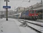 Der erste Schnee! Und mitten drin steht die SBB Cargo Re 420 346-9 (Re 4/4 II 11346) mit  den zwei leider ziemlich versuddelten* DB S-Bahn Stuttgart Triebzügen 430 213 und 430 209 auf dem Weg