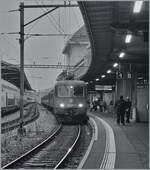 Eine miserable (Handy)-Fotoqualität, ein miserabler Fotostandort - aber wann fuhr zum letzten Mal ein Reisezug mit einer SBB Re 6/6 ?* 

Aus diesem Grund wage ich doch diese Bild hier zu zeigen: die SBB Re 6/6 11622 (Re 620 022-4)  Suhr  wartet mit dem traditionellen Silvester Zug der  L'Association 141 R 568  in Lausanne auf die Abfahrt in Richtung Bern. 

* - Die Antwort auf die Frage erstaunt: 15.12.24!

31. Dez. 2024