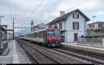 Ein RBDe 562 durchfährt am 2. Dezember 2017 auf dem Weg als TGV-Anschlusszug von Frasne nach Neuchâtel die Haltestelle Neuchâtel Serrières.