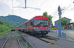 Mittwoch den 17.07.2024 um 07:39 Uhr in Oensingen (SO). Heute Mittwoch den 17. Juli 2024 feiert die OeBB (Oensingen – Balsthal Bahn) auf den Tag genau ihr 125-jähriges Bestehen. Die Feier mitten unter der Woche war ein Erfolg. Der Reguläre Personenverkehr wird an diesem Tag statt mit der SBB Komposition mit der OeBB eigenen Fahrzeug-Komposition geführt. Soeben ist der Regionalzug S22 26026 von Balsthal (ab 07:32 Uhr) kommend im OeBB Bahnhof Oensingen (an 07:40 Uhr) eingetroffen. Er besteht aus folgenden Fahrzeugen: Steuerwagen ABDt 50 85 8035 197-3 CH-OeBB, Zwischenwagen (Zweiteiler) B 50 85 2235 629-6 CH-OeBB, Lokomotive Re 4/4 III 11350 (Re 430, 91 85 4430 350-9 CH-OeBBH. Koordinaten GMS (Grad, Minuten, Sekunden): N 47° 17’ 6.8’’ O 7° 42’ 34.5’’