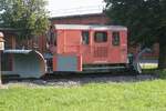 Als Ausstellungsfahrzeug mit Schneepflügen versehen steht der TmII 631 vor dem ehemaligen Lokdepot von Sargans.