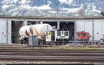 STAG Tm 230 751 rangiert am 9. April 2021 einen Holcim-Zementkesselwagen auf die Drehscheibe.