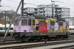 Die SBB Re 420 307-1 von SBB CARGO NATIONAL mit Werbeanstrich im Güterbahnhof Solothurn am 1.