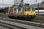 Die SBB Re 420 307-1 von SBB CARGO NATIONAL mit Werbeanstrich im Güterbahnhof Solothurn am 1. November 2020.
Foto: Walter Ruetsch