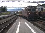 Aus Interlaken kommend fhrt am 29.06.2005 RE 3137  Golden-Pass-Panoramic  in Spiez ein. Die BLS Re 4/4 170 hat diese Zugleistung heute auf dem Plan. Ziemlich am Ende des Zuges sind auch Wagen im  normalen  BLS-Design eingereit.