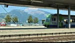 Bahnsteig mit Alpenpanorama:   Durchblick  auf den Kopf des Steuerwagens Bt 992 (50 63 39-33 992-7 CH-BLS) mit Schublok Re 4/4 II 11117 (420 502-7) der BLS AG als RE 4077 von Interlaken Ost (CH) nach