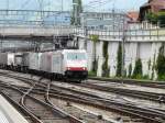 Crossrail mit den Loks 185 581-6 und 185 954-9 und 185 580-8 vor Gterzug bei der Durchfahrt im Bahnhof von Spiez am 20.06.2009