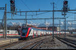 Am 15. Februar 2017 fanden zwischen Gümligen und Thun Testfahrten mit dem RABDe 502 002 statt. Hier hat der Zug gerade den Bahnhof Thun durchfahren und begibt sich nun in die Abstellgruppe, wo er die Rückfahrt nach Gümligen abwartet. Bei dem Zug handelt es sich um die IC-Version des Twindexx, gut erkennbar an Restaurant und Familienwagen. Auch verfügt diese Version des Zuges über ein Gepäckabteil im 1.-Klasse-Endwagen, was den IR-Versionen fehlt.
Auf Gleis 3 steht der gerade angekommene ICE nach Frankfurt und in der Abstellgruppe wartet die Gurtenbahn-NINA.