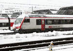Ausfahrt eines IC mit dem Steuerwagen an der Spitze aus dem Bahnhof Zürich HB im Schneetreiben. Das Foto wurde vom Bahnsteig aus aufgenommen. Zürich HB, 2.12.2023