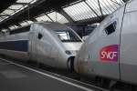 TGV POS von SBB (4406) und SNCF (4413) zusammen im Zricher Hauptbahnhof am 16.11.09.