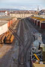 Zrich-Gterbahnhof, Blick von der Hardbrcke auf Gleisstrnge und Depots.