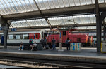 Impression aus dem Zürcher Hauptbahnhof. Auch mehrere Jahre nach der Ablieferung der Ee 922 trifft man die Ee 3/3 noch gelegentlich im Rangierdienst in Zürich an. Aufnahme vom 1. Juli 2016.