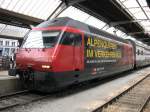 Fr die Ausstellung  Alpenqueren  zur 125-Jahrfeier der Gotthardbahn im Verkehrshaus der Schweiz Luzern, wirbt Re 460 020 am 28.04.2007 in Zrich HB.