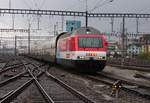 SBB Werbelok Re 460 065-6  Pro Montagna  kommt im Bild mit einem IC im HB Zürich an.