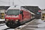 Die verschneite SBB Re 460 038-3  Hauenstein wartet am 10.