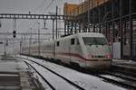 401 586-3  Chur  mit Aufklebern  25 Jahre ICE in Kooperation mit SBB  bei der Abfahrt auf Gleis 16 im HB Zürich als ICE 74 nach Kiel Hbf. Sonntag, 10. Dezember 2017