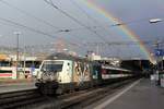 Die SBB Re 460 105  Eule  beim Halt am 1. April 2018 mit dem IC nach Chur im Zürich HB. 

Durch den Regen und die tiefstehende Sonne, ergab sich diese einmalige Stimmung. Einmalig, weil die  Eule  nie mehr mit ihrem VSLF-Look nach Zürich fahren wird und auch das sie am  nächsten Tag nach Bellinzona fuhr, wo dann ihr VSLF-Look entklebt wurde.