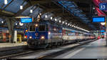 SBB Cargo Re 421 394 mit Werbung für die ab (Dezember) 2021 beschleunigte Bahnverbindung Zürich - München am 8.