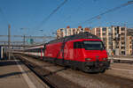 Neben den Re 4/4 sind auch die Maschinen vom Typ Re 460 der SBB mit ihrer markanten Form sehr fotogen. Hier erreicht 460 071-4 mit dem IR 2265 aus Basel SBB den Bahnhof Zürich HB. Fotografiert am 07.02.2023. 