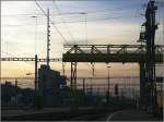 Abendstimmung am Zrcher Hauptbahnhof mit Zentralstellwerk im Hintergrund.