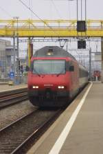 Mit einem IR ankommend: Re 460 070-6 (ohne Taufname).